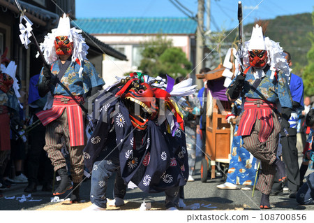 播州赤穗新田日吉神社秋季祭天狗和鎮上的舞獅遊行 108700856