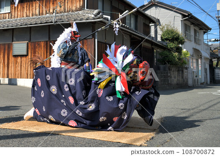 播州赤穗新田日吉神社秋季祭天狗和鎮上的舞獅遊行 播州赤穗新田日吉神社秋季祭天狗和鎮上的舞獅遊行 108700872