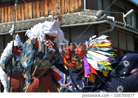 播州赤穗新田日吉神社秋季祭天狗和鎮上的舞獅遊行 播州赤穗新田日吉神社秋季祭天狗和鎮上的舞獅遊行 108700877