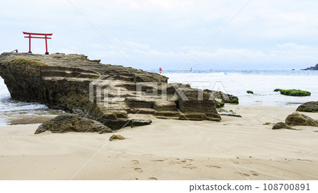 漂浮在海上和風帆衝浪的鳥居（靜岡縣下田市白濱海岸） 108700891