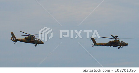 日本陸上自衛隊OH-1和AH-64D編隊飛行 108701350