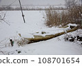 一艘小船停在雪灣裡 108701654