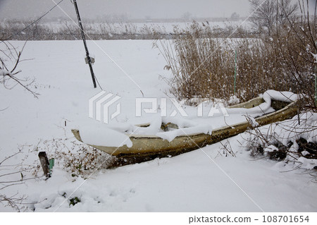一艘小船停在雪灣裡 108701654