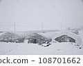 雪落在乙烯基房子上 108701662