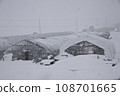 雪落在乙烯基房子上 108701665