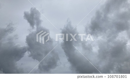 雨雲開始混合在一起 108701801