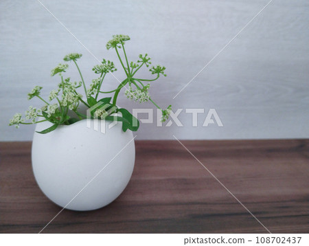 蛋形花瓶中的迷迭香小花 108702437