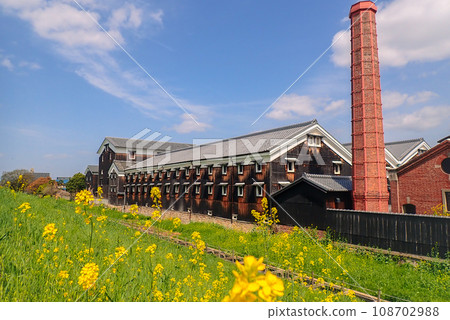 A photo of a sake brewery in Fushimi Ward, Kyoto City, where rape blossoms are blooming, heralding the arrival of spring. A photo of a sake brewery in Fushimi Ward, Kyoto City, where rape blossoms are blooming, heralding the arrival of spring. 108702988