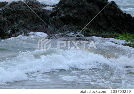 Takahama Town, Oi District, Fukui Prefecture, early morning sea in November 108703259
