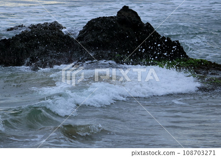 Takahama Town, Oi District, Fukui Prefecture, early morning sea in November 108703271