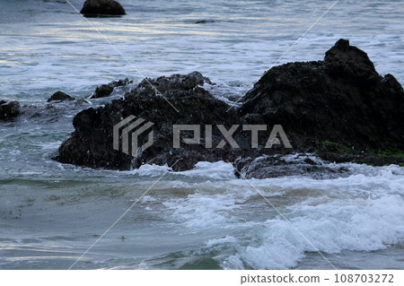 Takahama Town, Oi District, Fukui Prefecture, early morning sea in November 108703272