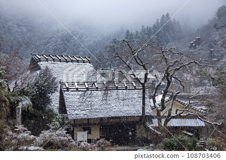 雪落在茅草屋頂上 108703406