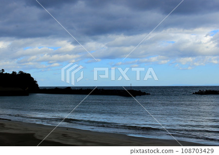 Takahama Town, Oi District, Fukui Prefecture, early morning sea in November 108703429