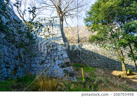 [Japan's 100 Famous Castles] Marugame Castle, Sannomaru south side stone wall seen from Yamashita Kuruwa, Marugame City, Kagawa Prefecture 108703498