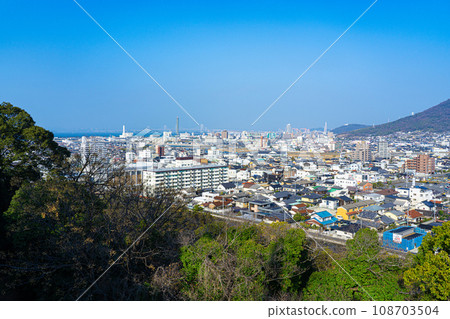 [Japan's 100 Famous Castles] Marugame Castle, towards Utazu Town seen from Sannomaru, Marugame City, Kagawa Prefecture 108703504