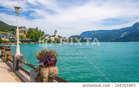 village of Sankt Wolfgang waterfront embankment at lake Wolfgangsee, Austria 108703965