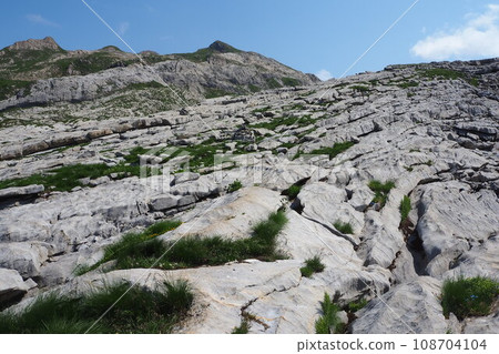 阿爾卑斯山的一條山路,讓你差點迷失法國的蹤跡 阿爾卑斯山的一條山路,讓你差點迷失法國的蹤跡 108704104