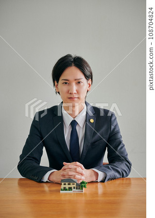 A male lawyer is consulted about the vacant house issue at his parents' home. 108704824