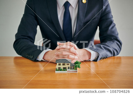 一名男律師就父母家的空屋問題進行諮詢。 一名男律師就父母家的空屋問題進行諮詢。 108704826