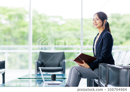 在大堂工作的女人 在大堂工作的女人 108704984