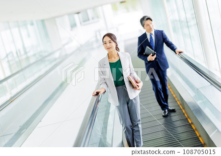 moving business person 108705015