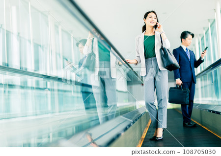 moving business person 108705030