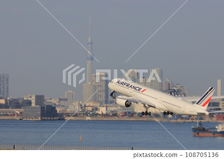 一架客機起飛並上升，背景是東京晴空塔。 108705136