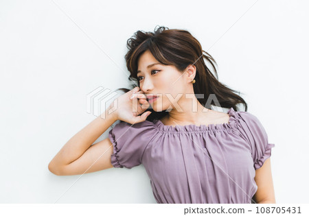 Photograph a beautiful model 108705431