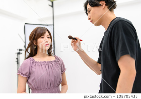 正在化妝的男化妝師 108705433