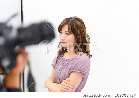 Photographer taking pictures of beautiful models 108705437