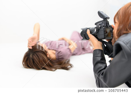 女性專業攝影師用相機拍照 108705443