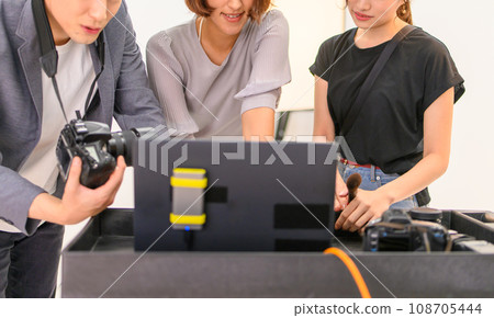 攝影師和髮型化妝人員工作場所的場景 108705444