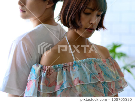 一個女人和一個男人表情悲傷 108705550