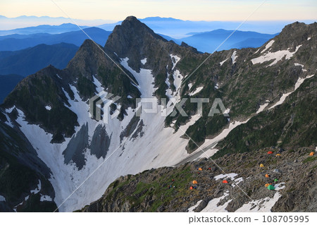 從北阿爾卑斯山的北穗高山眺望前穗高山 108705995