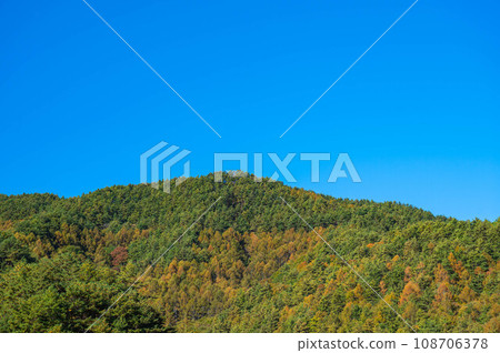 從紅葉湖看到的附近秋天的山脈 108706378