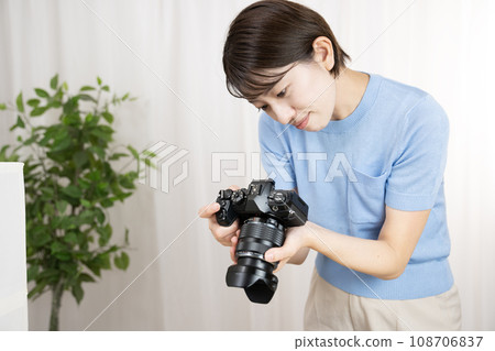 一位女攝影師檢查監視器上拍攝的照片 108706837