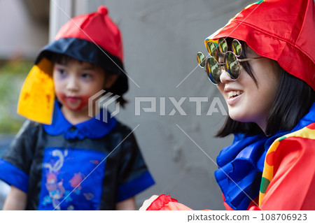 可愛的孩子們享受萬聖節 108706923
