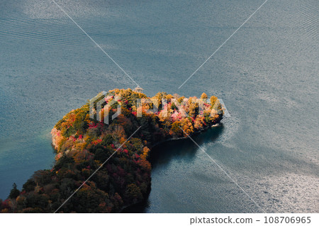 Hatchodejima and its autumn leaves extending into Lake Chuzenji Hatchodejima and its autumn leaves extending into Lake Chuzenji 108706965