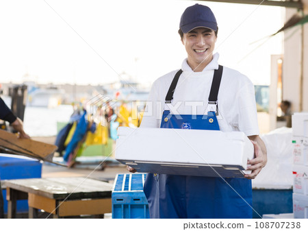 在漁港工作的年輕漁民 108707238
