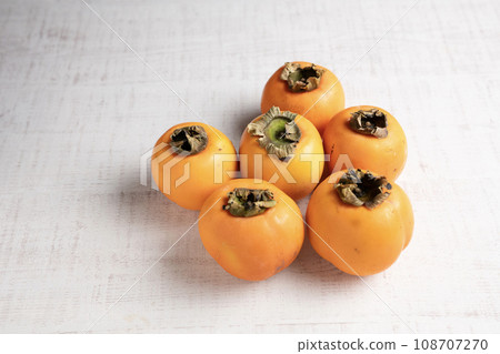 White background and six persimmons 108707270