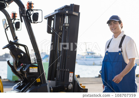 在漁港工作的年輕漁民 108707359