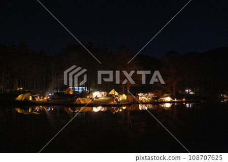 Lakeside campsite at night in late autumn 108707625