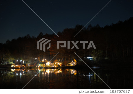 Lakeside campsite at night in late autumn 108707627