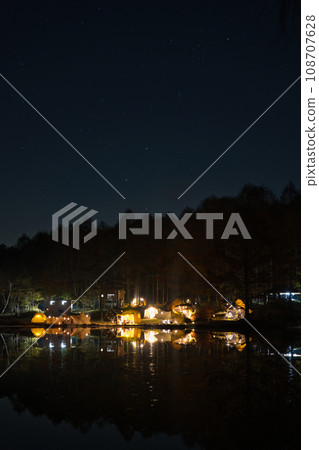 Lakeside campsite at night in late autumn 108707628