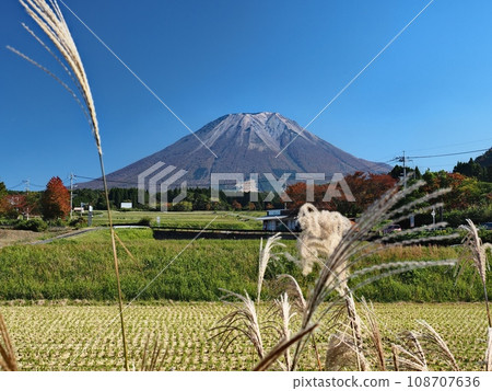 Daisen in autumn seen from the west Daisen in autumn seen from the west 108707636
