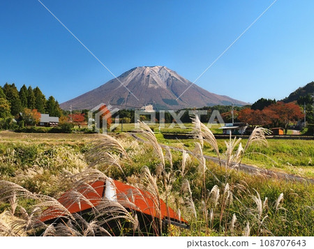 Daisen in autumn seen from the west 108707643