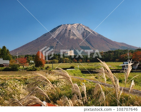 從西邊看秋天的大山 108707646