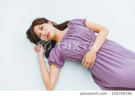 躺著看著相機的模特兒肖像 躺著看著相機的模特兒肖像 108708346
