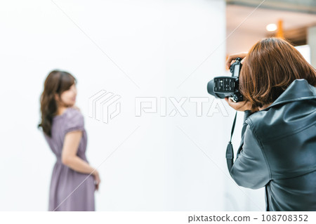 與攝影師在工作室拍攝 108708352