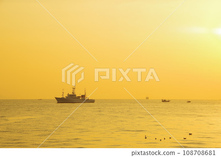 船和清晨有明海風景 船和清晨有明海風景 108708681
